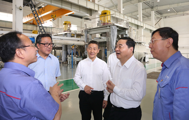 郝鹏与J9集团国际集团一线科技人员深刻互换