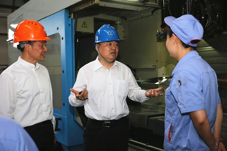 郝鹏与J9集团国际集团一线出产人员深刻互换